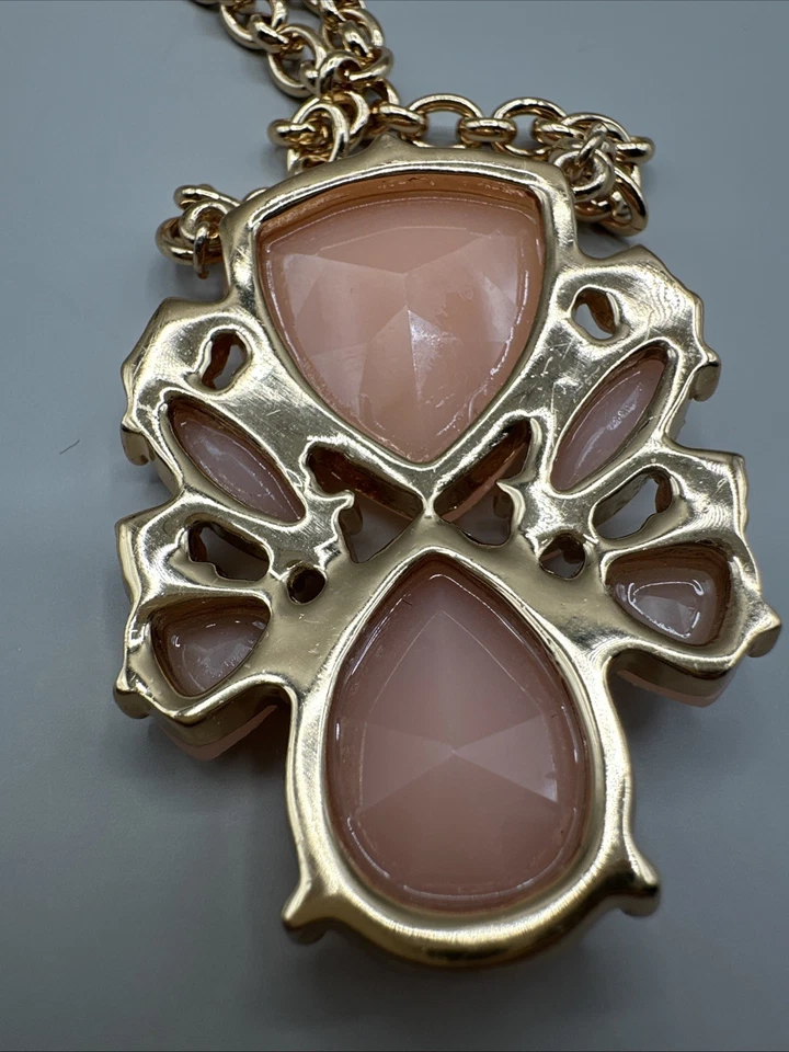 Kate Spade淡粉色流行奖章吊坠声明金色项链 — 第 4/4 张图片