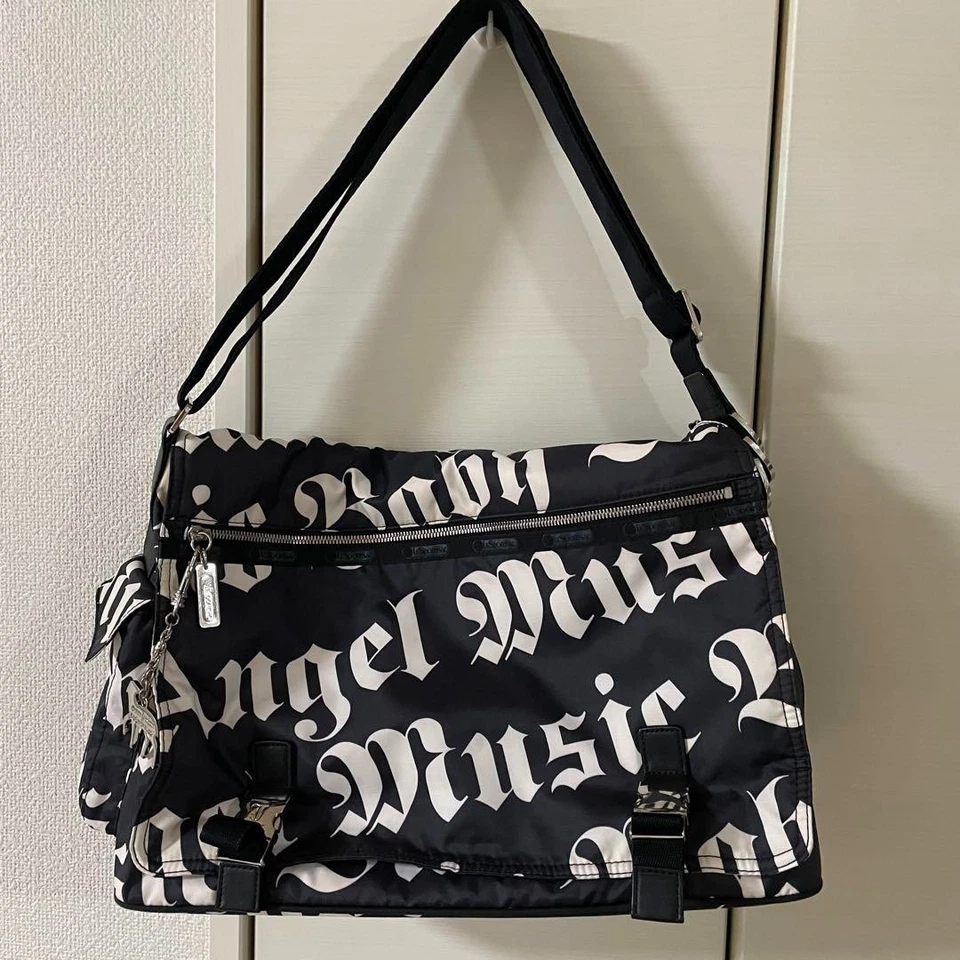 Нейлоновая наплечная сумка Gwen Stefani x LeSportsac Collaboration черная с подвеской редкая - Изображение 2 из 4