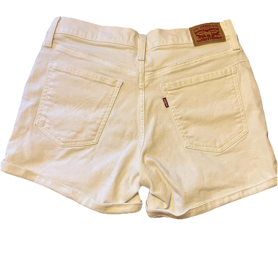 Pantalones cortos para mujer Levi's de longitud media talla 29 blancos con puños  Foto 2 de 4