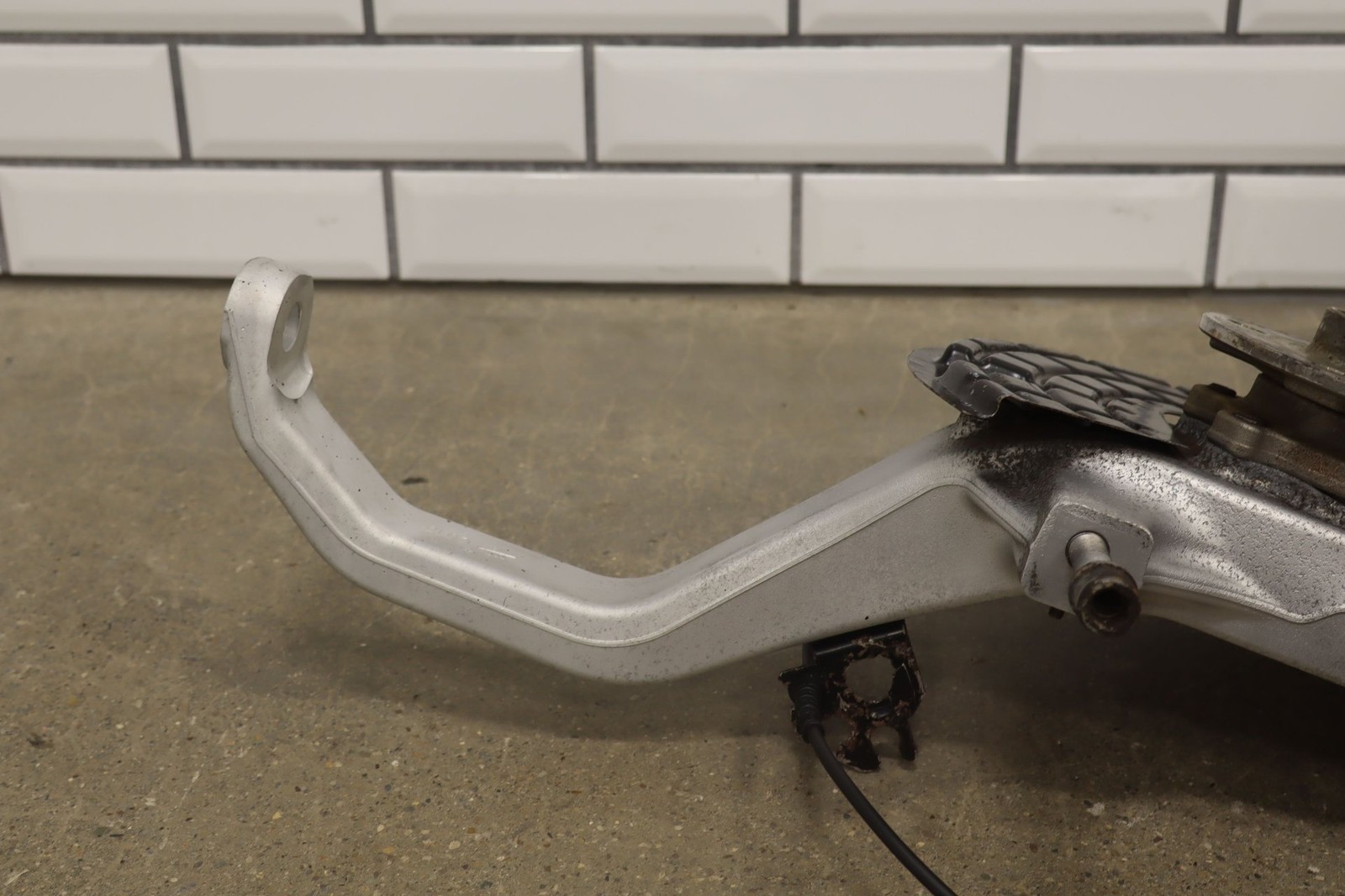 14-17 Maserati Ghibli AWD Front Left LH Spindle Knuckle W/ Hub & Sensor (77K)