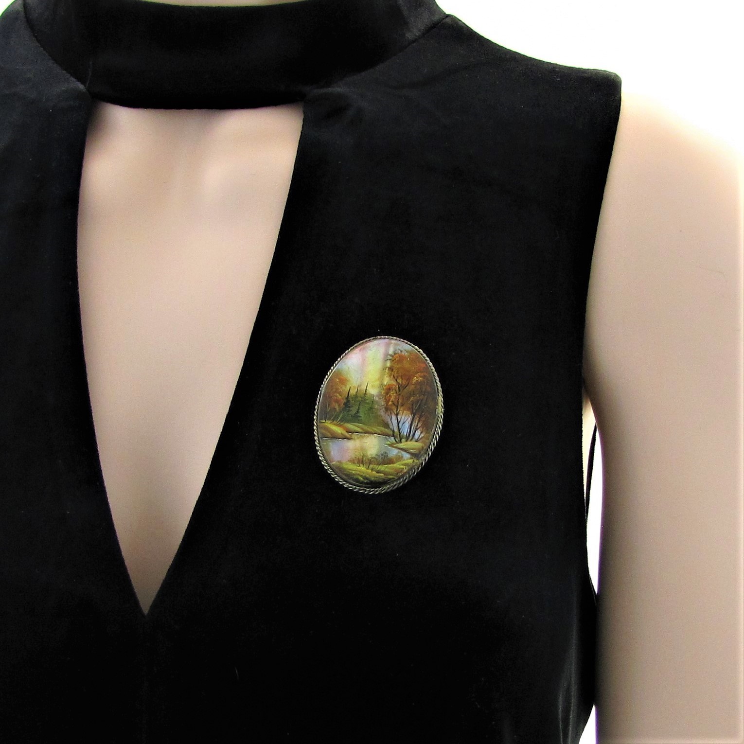 Broche Fedoskino miniature laquée paysage d'automne en nacre pour sublimer vos manteaux