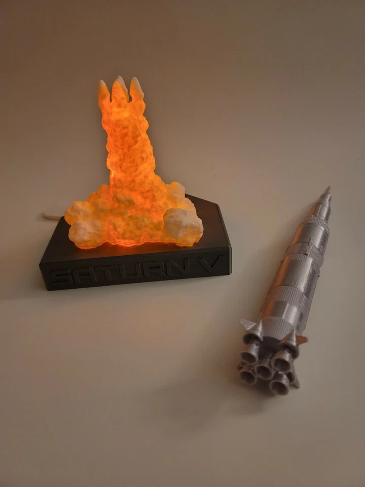 Lámpara Cohete Saturno V Impresa en 3D con 16" Altura Color Plateado PLA Hecha en EE. UU. Foto 4 de 4
