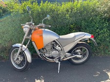 Aprilia Moto 6.5 - in silber und orange vom Designer Philipp Starck