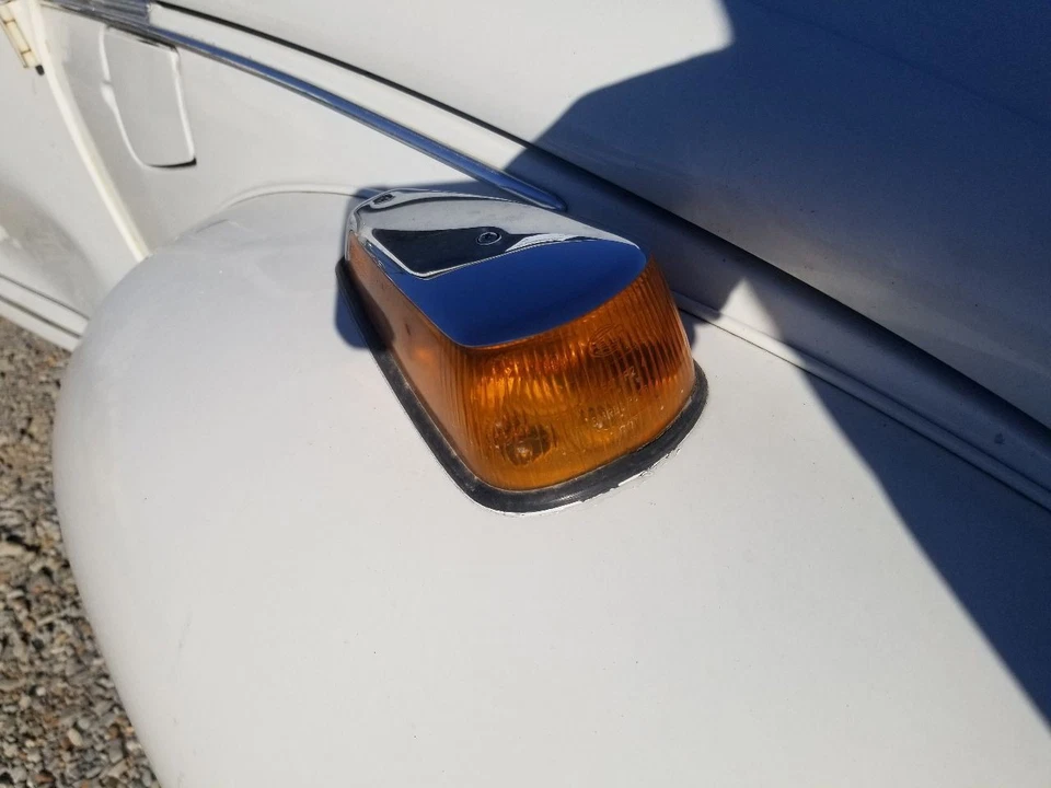 78 1978 VOLKSWAGEN BEETLE FRONT FENDER MOUNTED TURN SIGNAL LAMP RIGHT PASSENGER - Image 2 of 4