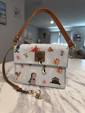 Bolso Cartera Pequeño Disney Dooney & Bourke “Out To Sea” Sebastian Flounder Dory Nemo