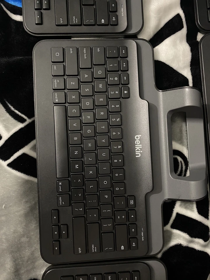 Lote de 6, Teclado Belkin B2B130 con Cable con Soporte para iPad con Conector Lightning. Foto 4 de 4