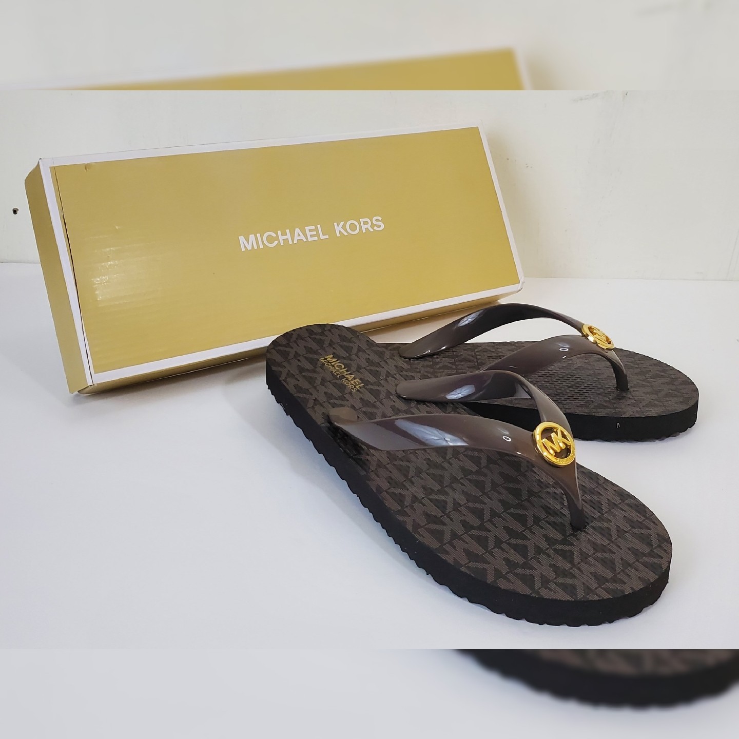 Michael Kors Authentic Flip-Flops Sandals Women Allover Print Logo Size 6 Brown