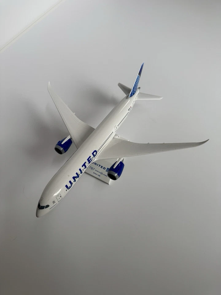 Skymarks United Airlines Boeing 787-10 Desk 1/200 Scale Model Airplane - Image 3 of 3