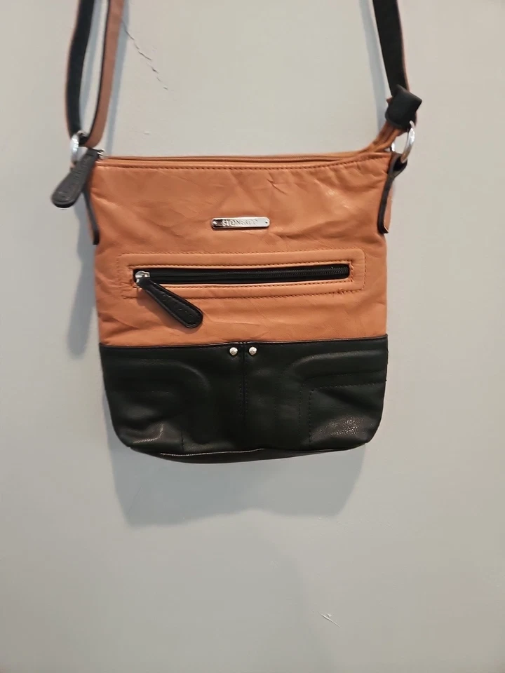 Bolso Bandolera Stone & Co. Cuero Tostado/Negro Cartera Bolsillos y Correa Ajustable Usado en Excelente Condición Foto 2 de 4