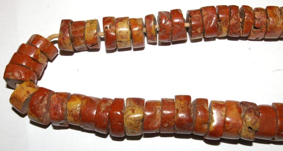 collier ethnique ancien en perles de  bauxite - Photo 3/3