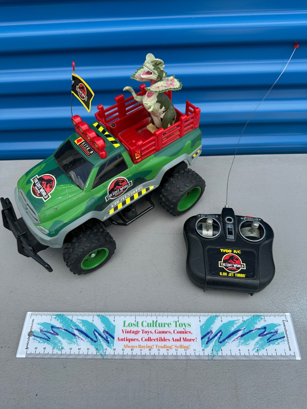 Vintage 1997 The Lost World Jurassic Park RC Jeep Dilophosaurus