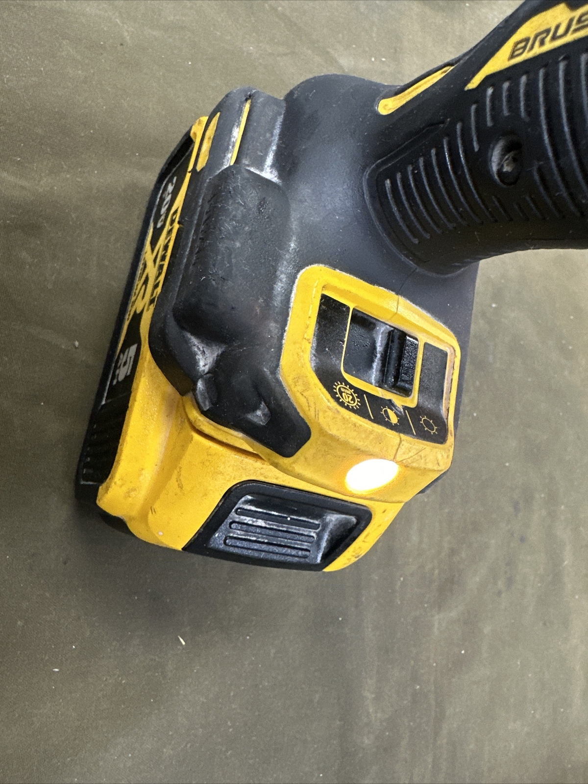DEWALT (DCD999) 20V Cordless Hammer Drill & (DCB205) 5Ah Battery