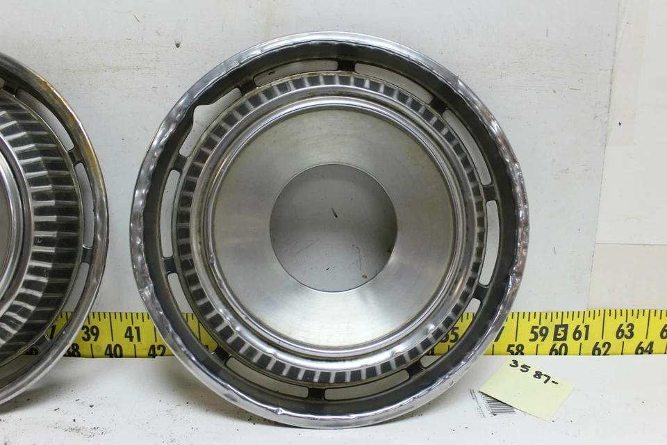 Cubiertas de rueda con tapacubos Mopar 15" usadas 235 con orificio de buje 1969-1979 Jeep (3592) Foto 4 de 4