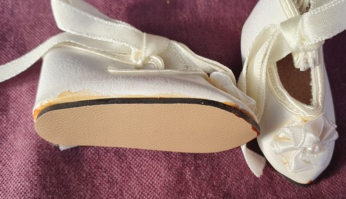 Französische Puppenschuhe, spitz mit Rosette & Satinband, weiß, ~ 5 cm, B-Ware - Bild 6 von 8