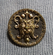 Máscara grotesca vintage antigua de metal con botón de Baco París espalda
