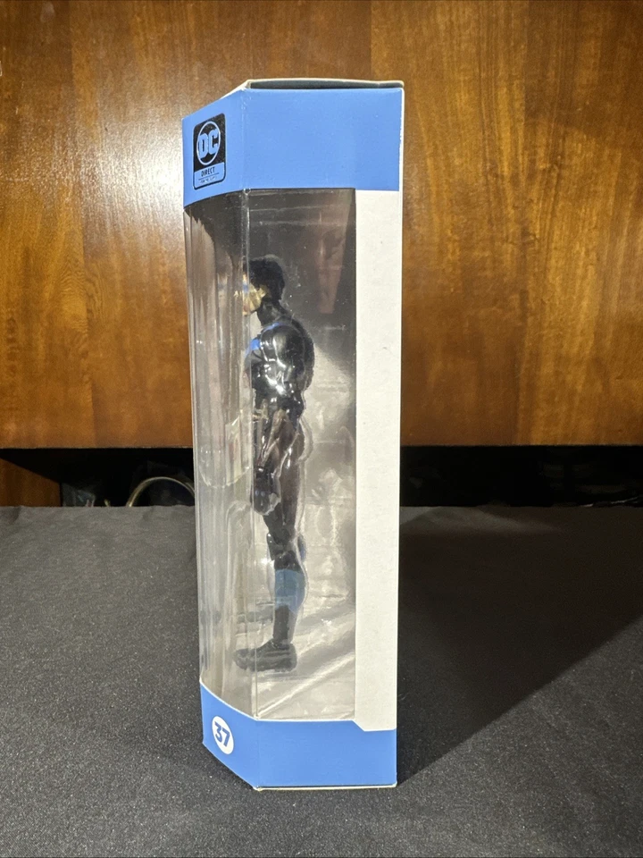 Figura de acción McFarlane Toys DC Essentials FALLECIDO Nightwing #37 Zombi fallecido Foto 2 de 4