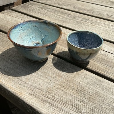 Vintage blau glasiert Studiokeramik Schüsseln x 2 Hersteller Markierungen auf Basis