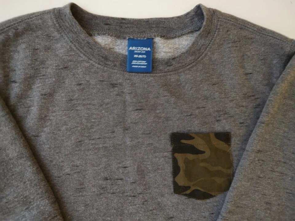 Sudadera Pullover ARIZONA JEAN CO para Niños XS (6/7) Gris Oscuro Camuflaje Bolsillo LS Usada en Excelente Condición Foto 3 de 3