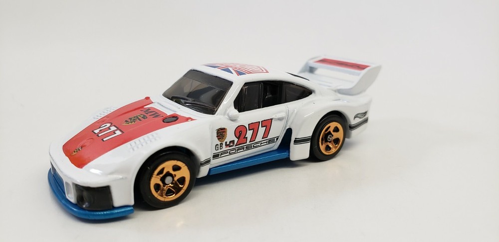 1:64 1978 78 PORSCHE 935 RACING URBAN OUTLAW DIORAMA DIECAST MODEL CAR