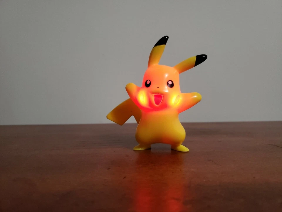 NINTENDO PIKACHU 2013 FIGURA ILUMINADA 3,25" EXCELENTE ESTADO Foto 3 de 4