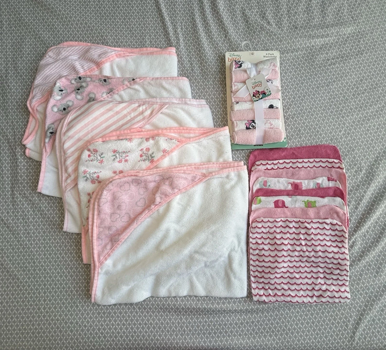 Infant Bath Bundle - Hooded Microfiber Towels and Minnie Mouse Washcloths
Opens in a new window or t