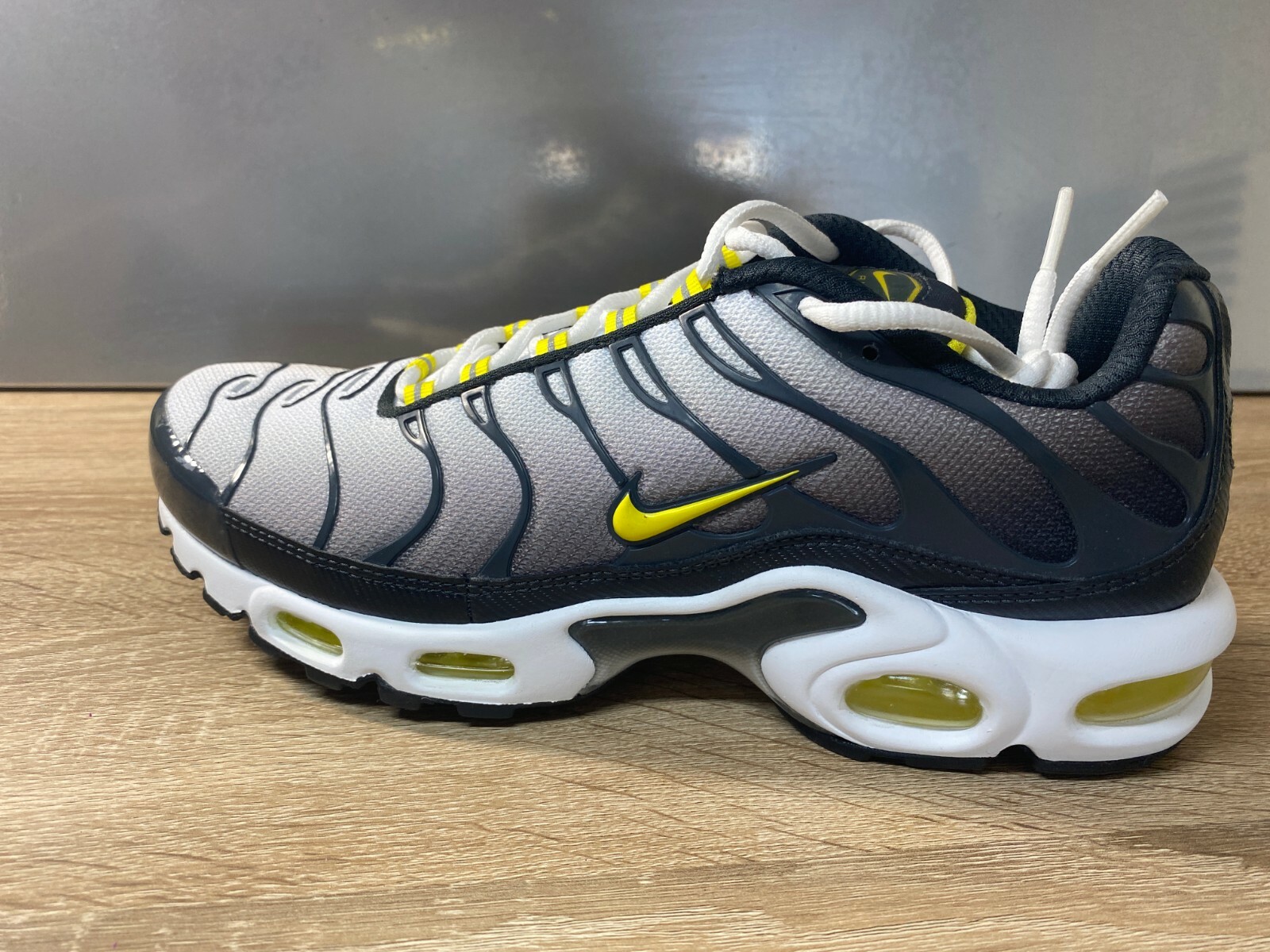 air max plus bumble bee