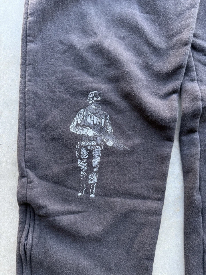 Pantalones deportivos del ejército de los Estados Unidos con estampado de soldado en la parte inferior de la pierna derecha talla L Foto 2 de 4