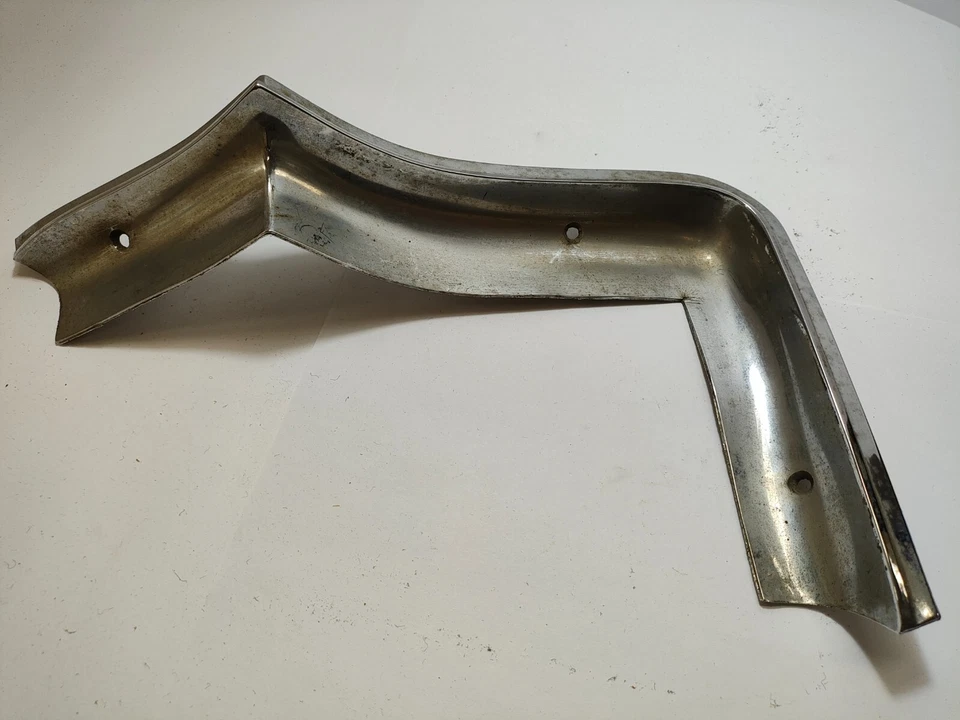 Chrysler Newport 1966 parachoques trasero izquierdo lado del conductor borde moldura 2602401 nuevo en stock Foto 2 de 4