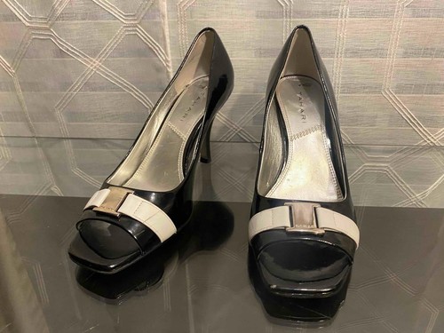 Tacones de aguja TAHARI 7.5 de cuero blanco y charol negro punta abierta tacón de 3" piezas plateadas - Imagen 2 de 14