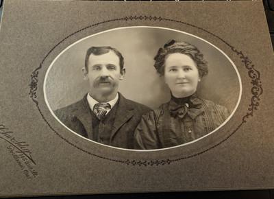 1900-CABINET CARD-beautiful 7x5 Photo of ''Young & Loving Couple''