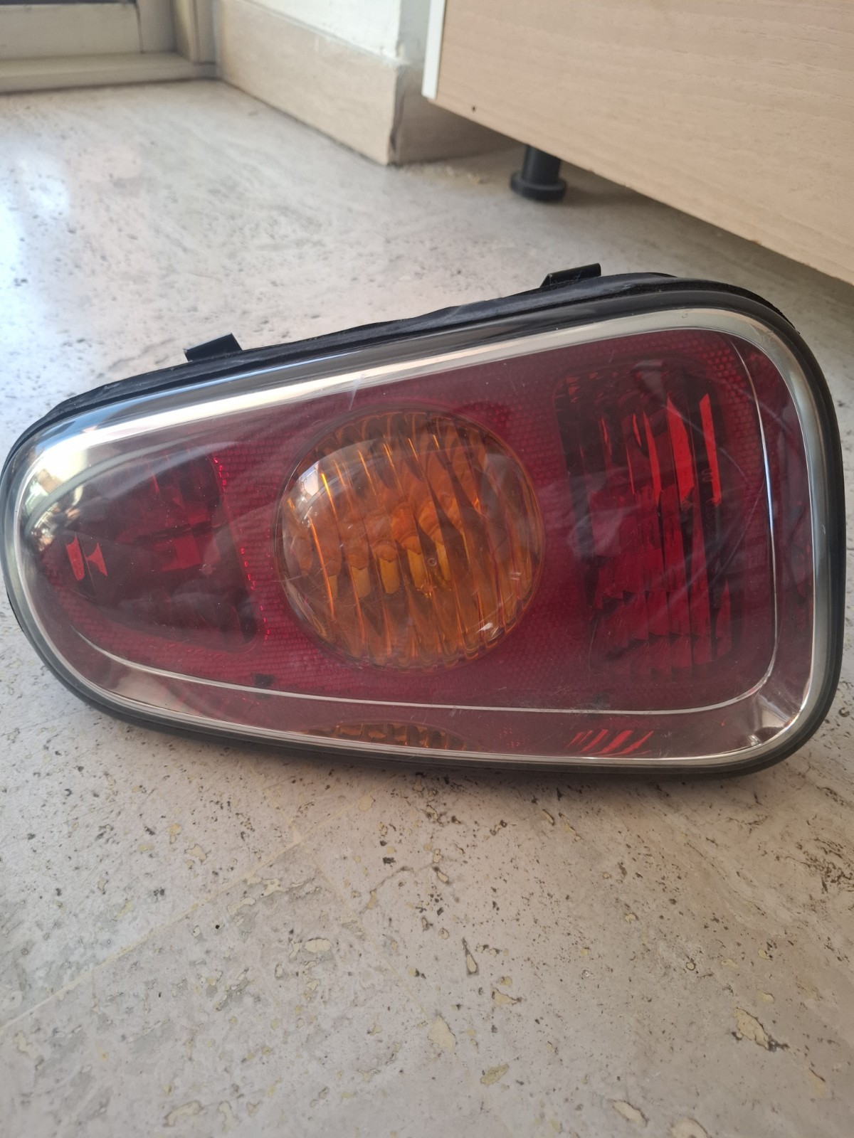 Pièces et accessoires pour automobile pour rénover les phares ternis et jaunis par le temps
