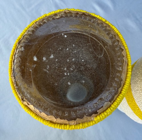lot/2 pots/vases vintage art populaire africain jaune blanc rayé perles upcyclé verre - Photo 7/17