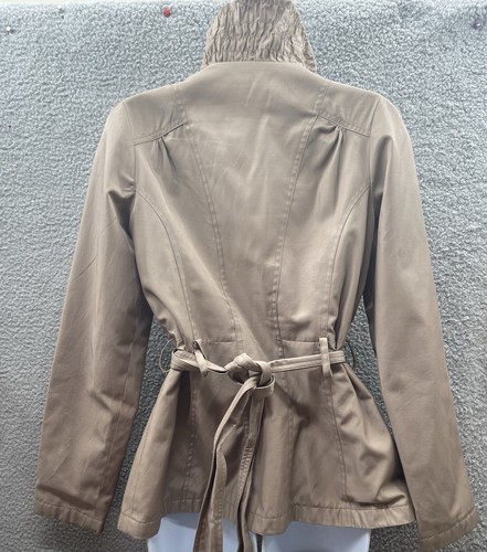 Chaqueta Abrigo de Lluvia Betsey Johnson Pequeña Caqui Cuello con Volantes Bolsillos con Cremallera Atado Trasero - Imagen 21 de 22