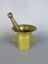 PICCOLO MORTAIO IN OTTONE DORATO CON PESTELLO IN LEGNO EPOCA XX SEC.