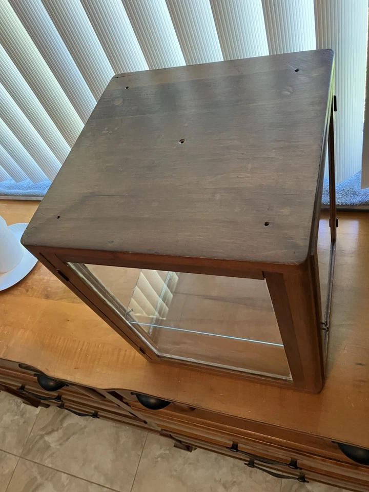 Antiguo gabinete de curiosidades de madera y vidrio Foto 4 de 4