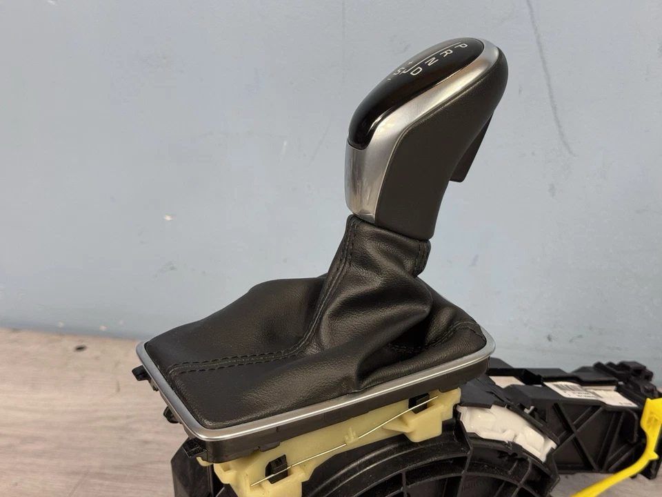 VOLVO V40 2015 AUTO GEAR STICK SELECTOR/D4/ 8 Speed Automatic/Shifter/31367680 - Image 3 of 4