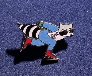 1980 LAKE PLACID OLYMPIC GAMES MASCOT RONI RACCOON ICE SKATING PIN BADGE/VINTAGE