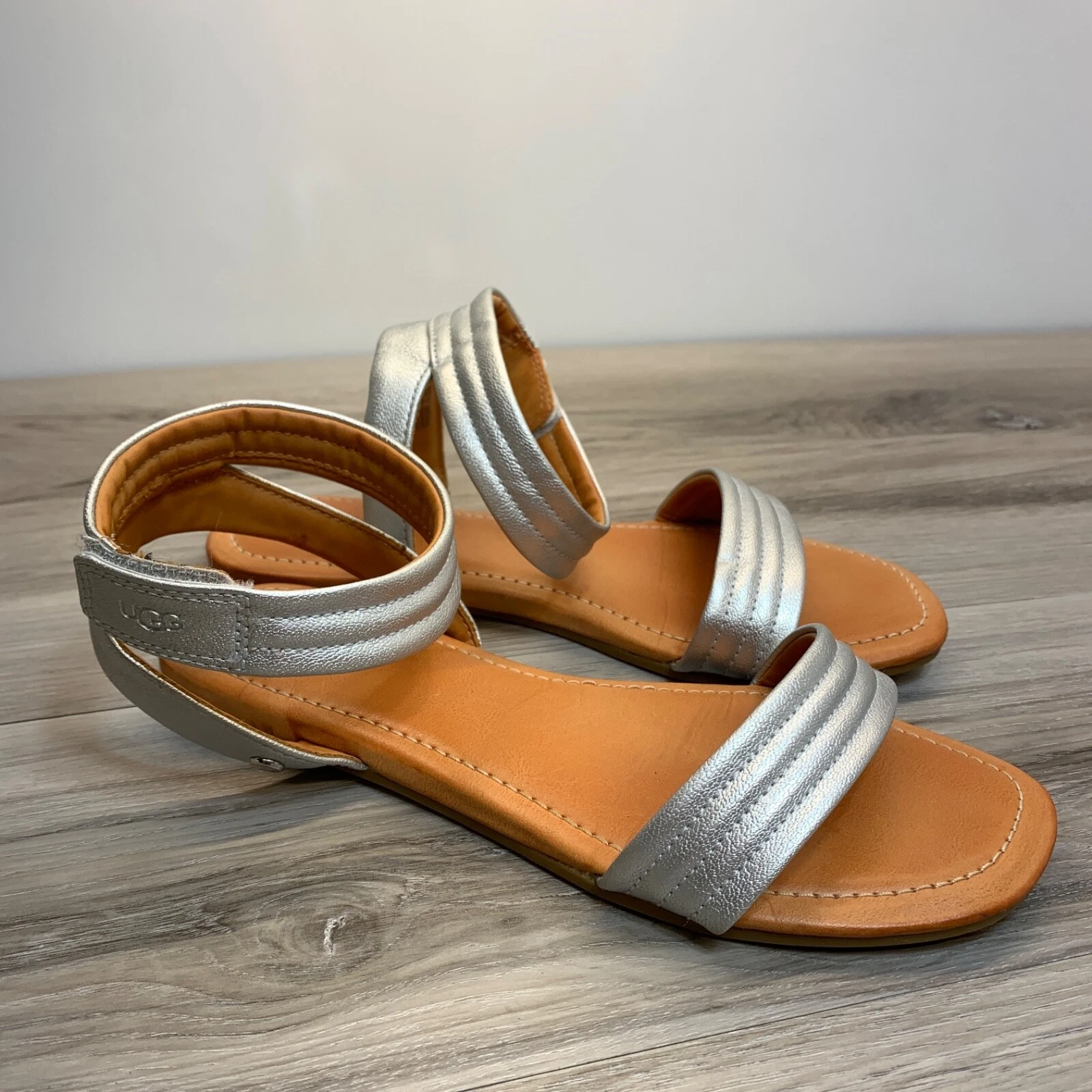 UGG Sandali Piatti Argento Ethena Donna 7 5 Cinturino Alla Cavigliatore