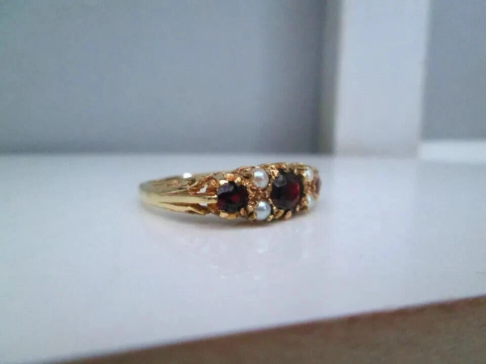 Anillo de boda para mujer de granate rojo creado en laboratorio ovalado de 3 quilates enchapado en oro amarillo de 14 k Foto 3 de 4