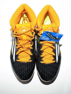 adidas negro con amarillo