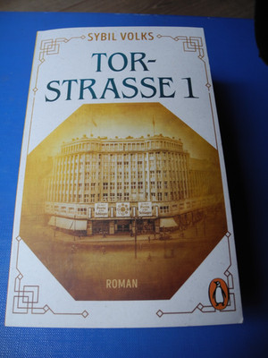 Torstr. 1 -  Roman von Sybil Volks/ 1 Jahrhundert, 2 Familien