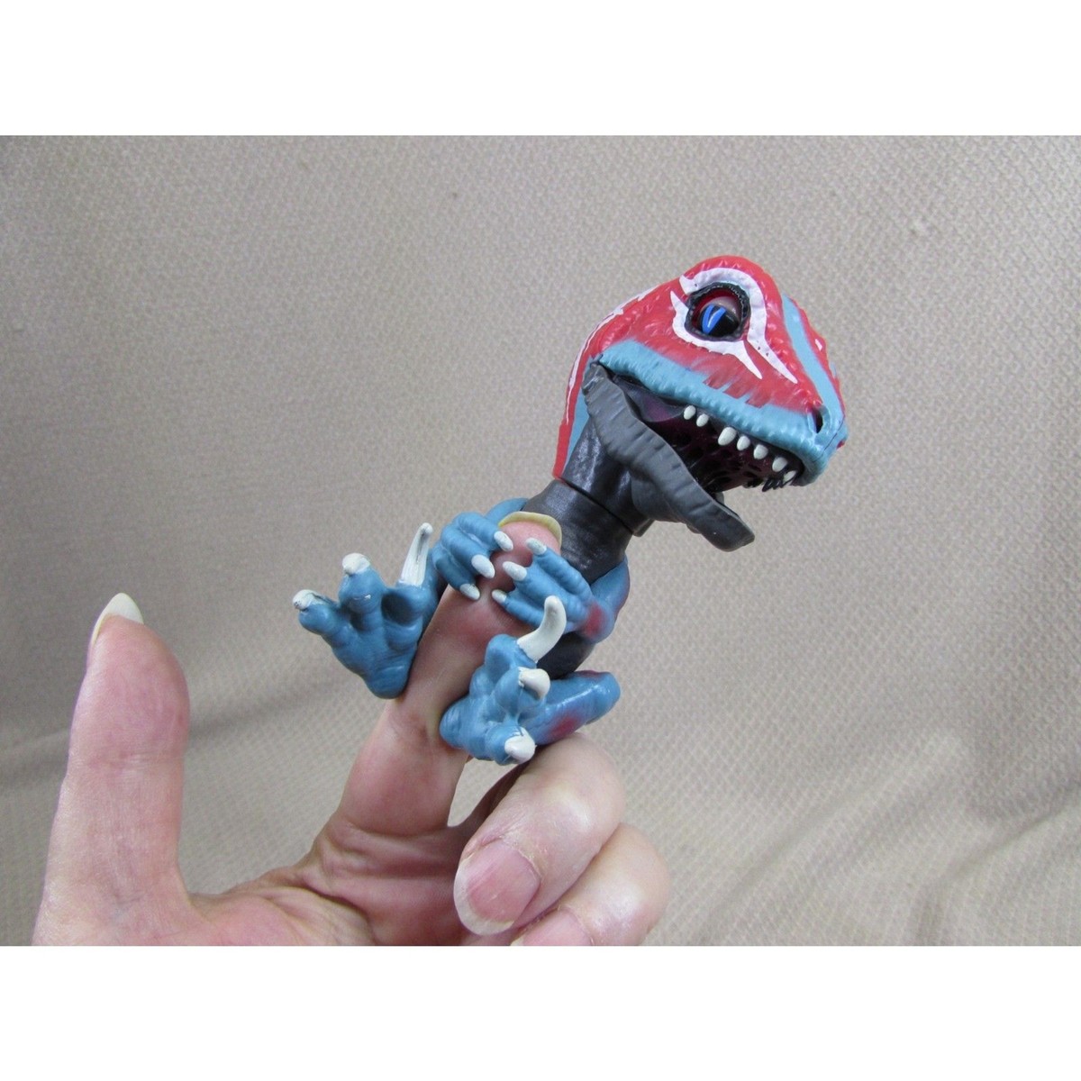 Wow Wee Fingerling Untamed Dinosaur Toy Mutant Velociraptor