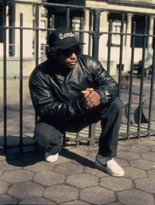 Rapper Eazy-E poses for a portrait in April 1990 in Union Square - Old Photo 1