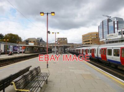 FOTOEGGE AUF DEM HÜGEL U-BAHNSTATION BIETET METROPOLITAN LINE SERVICE