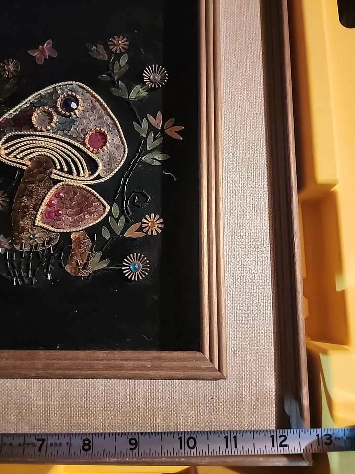 Arte vintage de setas mixtas sobre terciopelo con metal y cuentas 15x12,5" años 70 Foto 3 de 4