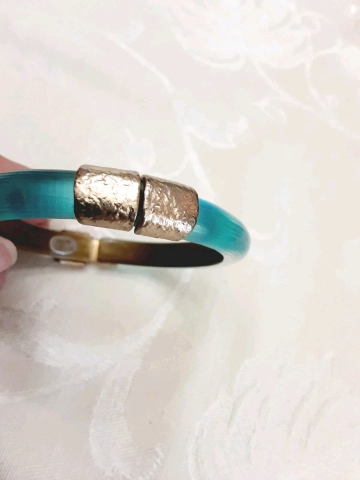 Alexis Bittar 铰边蓝色 Lucite 手镯 阅读 — 第 2/4 张图片