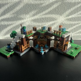 Lego 21134 Minecraft: The Waterfall Base (missing 2 pieces)