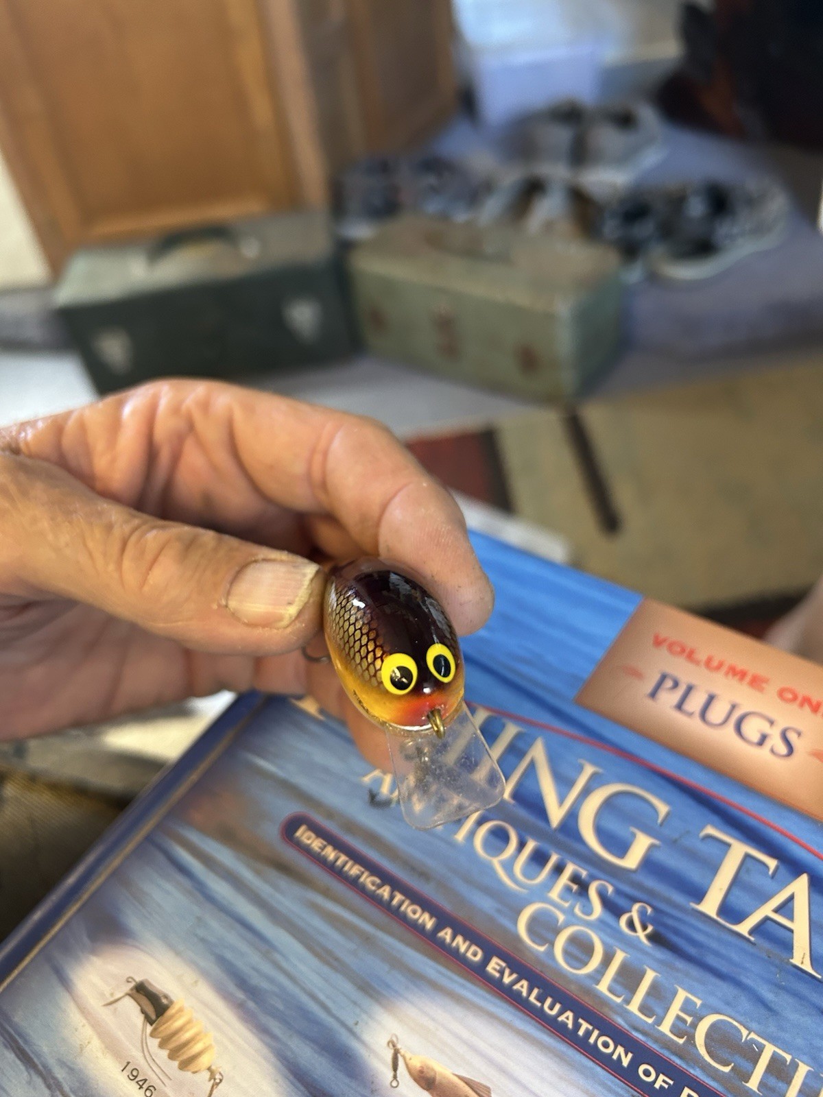 VINTAGE BAGLEY SQUARE BILL KILLER B2. BEAUTIFUL YELLOW BODY W GOLD SCALE BACK**