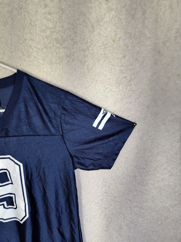 Camisa Jersey Feminina NFL Média Azul Marinho 100% Poliéster Manga Curta Decote V Ajuste Atlético - Imagem 3 de 4