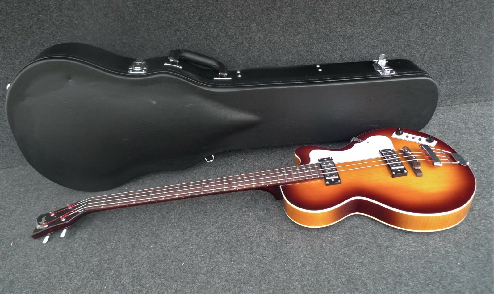 NEUER HOFNER HI-CB-SB CLUB BASS GUITAR & CASE GREAT UK VIBE VIBE VINTAGE SUNBURST NEUER HOFNER HI-CB-SB CLUB BASS GUITAR & CASE GREAT UK VIBE VIBE VINTAGE SUNBURST